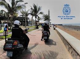 Agentes de la Policía Nacional en el paseo marítimo de Maspalomas
