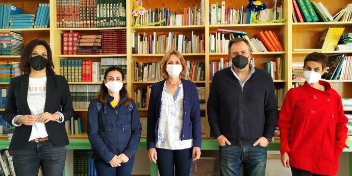 La delegada de Educación y Deporte de la Junta en Córdoba, Inmaculada Troncoso (centro), con equipo directivo y jefa de ordenación del CEIP Jerónimo Luis de Cabrera.