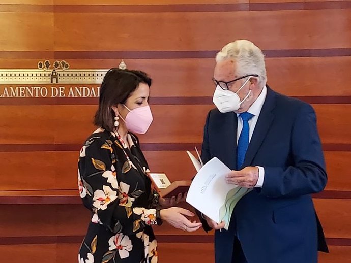 El Defensor del Pueblo andaluz, Jesús Maeztu, entrega el Informe Anual 2020 a  la presidenta del Parlamento andaluz, Marta Bosquet