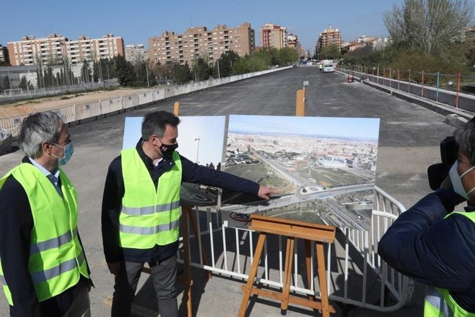 El alcalde de Zaragoza visita las obras de prolongación de la avenida Tenor Fleta.
