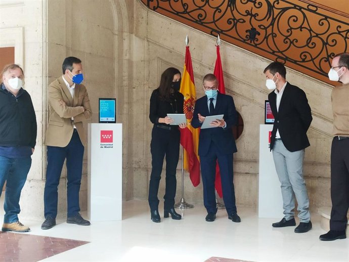 La consejera de Presidencia, Eugenia Carballedo, ha recibido hoy en la Real Casa de Correos de manos del presidente de Plena Inclusión, Mariano Casado, la Guía práctica sobre el derecho al voto y las Normas de protección frente al coronavirus