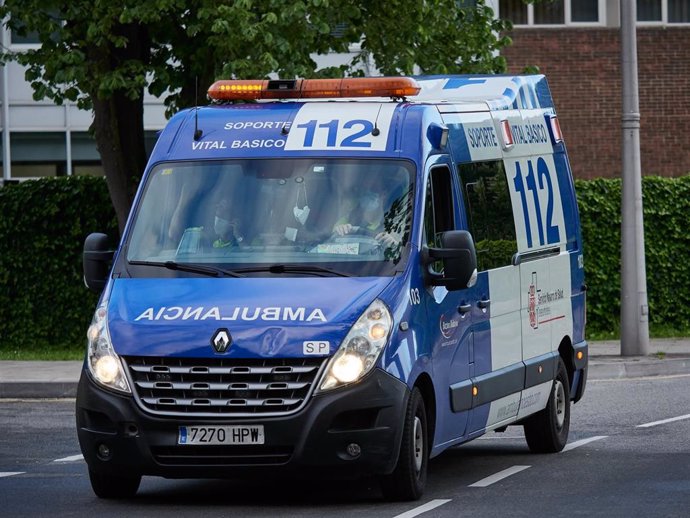 Archivo - Una ambulancia del 112 entra en el Complejo Hospitalario de Navarra durante a Pandemia Covid-19 .