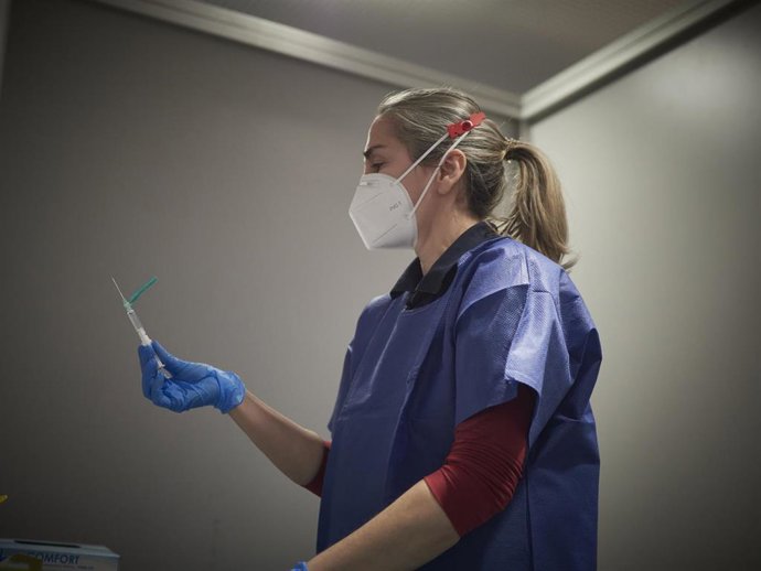 Archivo - Una trabajadora sanitaria, con material necesario para administrar la vacuna contra la COVID-19, en Pamplona.