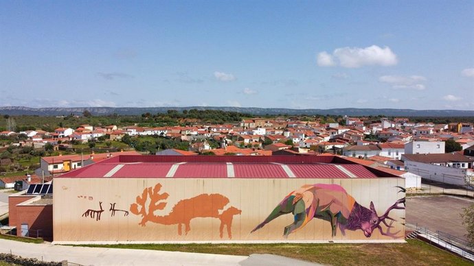 Torrejón el Rubio (Cáceres) luce un mural artístico con pinturas rupestres de Monfragüe como tema central