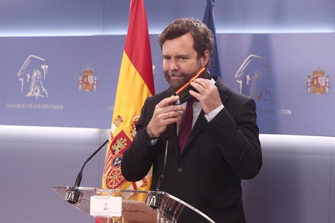El portavoz de Vox en el Congreso, Iván Espinosa de los Monteros, se coloca la mascarilla durante una rueda de prensa anterior a una Junta de Portavoces convocada en el Congreso de los Diputados, en Madrid, (España), a 23 de marzo de 2021.