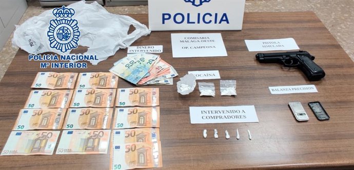 Objetos intervenidos en la desarticulación de un punto de venta de droga en Málaga