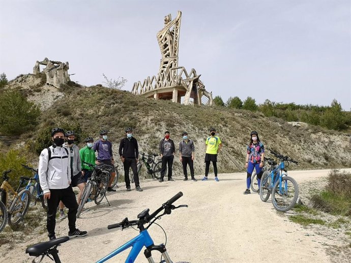 El grupo de jóvenes, junto al monumento conmemorativo de la Batalla de Noáin.