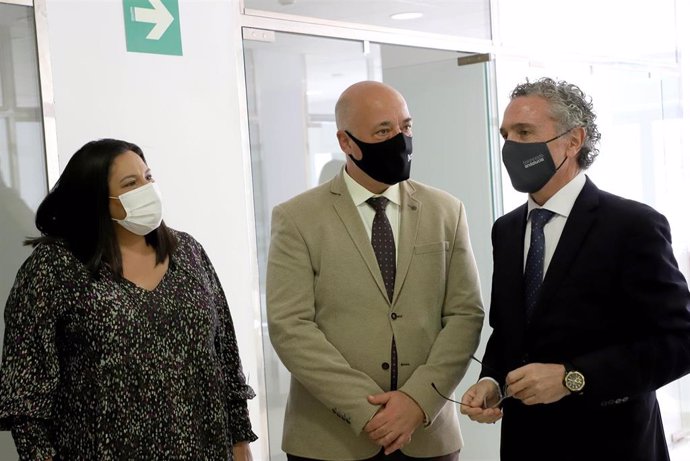 El presidente de la Diputación de Córdoba, Antonio Ruiz (centro), y la presidenta de Iprodeco, Dolores Amo, visitan la Fundación Prode.