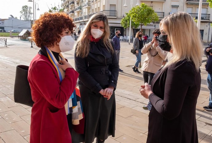 La presidenta de la Diputación de Huelva, María Eugenia Limón, visita San Juan del Puerto.