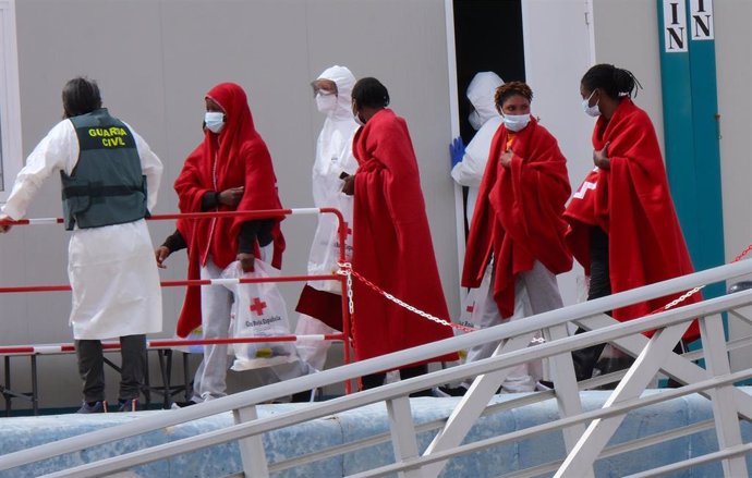 Varias personas se bajan de un barco tras ser rescatadas de una patera al sur de Fuerventura, a 6 de abril de 2021.