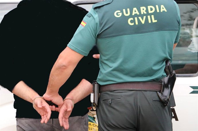 Archivo - La Guardia Civil detiene a un joven en Ses Salines por un robo en un restaurante.