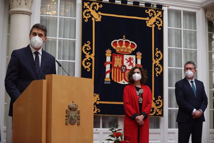 El nuevo delegado del Gobierno en Andalucía, Pedro Fernández (1i), en su toma posesión del cargo en un acto presidido por la ministra de Hacienda y portavoz del Gobierno, María Jesús Montero y el alcalde de Sevilla, Juan Espada (1d). 