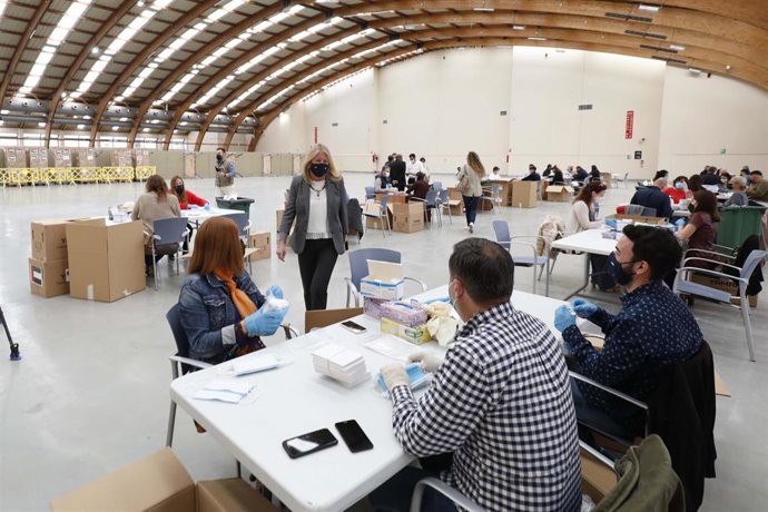 Preparación de kits de diez mascarillas donadas por los Emiratos Arabes al Ayuntamiento de Marbella para los empadronados, organizaciones y colectivos vulnerables