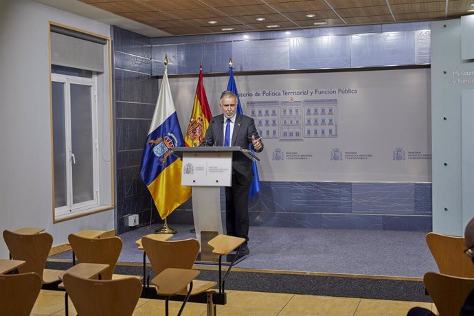 El presidente del Gobierno de Canarias, Ángel Víctor Torres, comparece en rueda de prensa después de la reunión con el ministro de Política Territorial y Función Pública, Miquel Iceta.