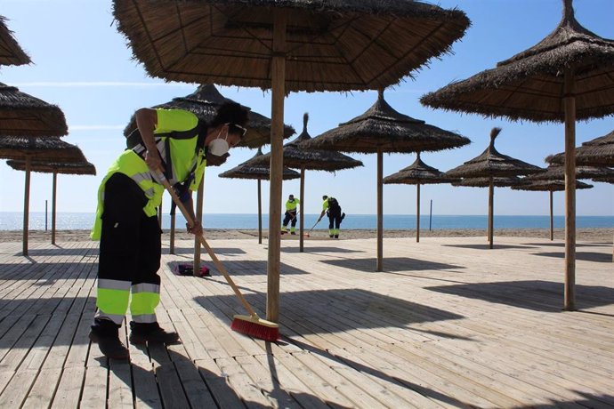 Trabajos en las playas de Fuengirola