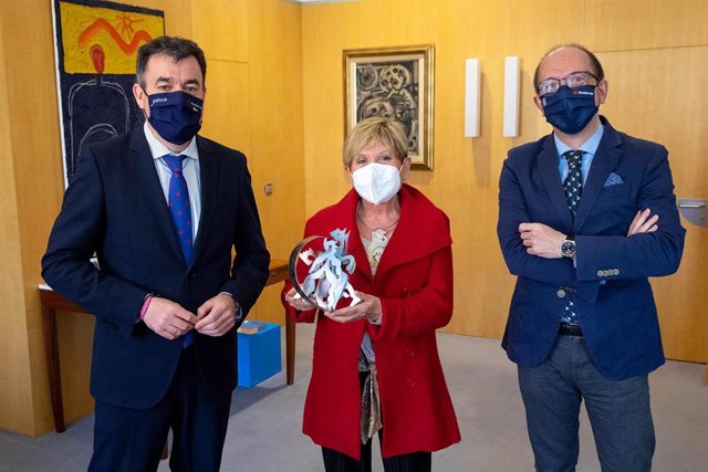 10,30 H.-     O Conselleiro De Cultura, Educación E Universidade, Román Rodríguez, Recibirá Á Artista Soledad Penalta, Autora Da Peza Conmemorativa Dos Premios Da Cultura Galega 2020.     Foto Xoán Crespo 06/04/2021