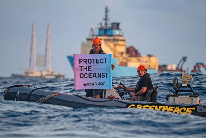 Activistas de Greenpeace despliegan en alta mar una pancarta contra la minería marina de profundidad