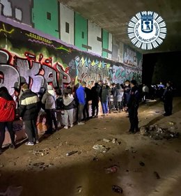 Desmantelan una 'rave' con 19 jóvenes que bailaban de madrugada en un pasadizo subterráneo de la M-40