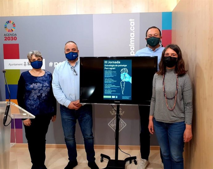 La regidora de Modelo de Ciudad, Vivienda Digna y Sostenibilidad, Neus Truyol, junto al vicerrector de Innovación y Relaciones Institucional de la Universitat de les Illes Balears (UIB),  Jordi Llabrés, y la presidenta de Palma XXI, Llusa Dubon.