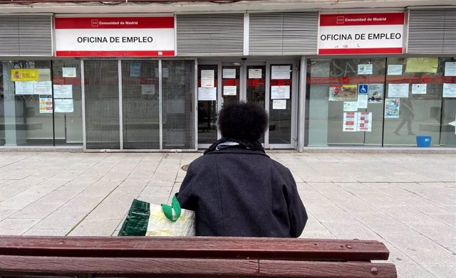 Archivo - Una persona espera en las inmediaciones de una Oficina de Empleo ubicada en Alcorcón, Madrid, (España)