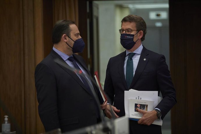 El presidente de la Xunta de Galicia, Alberto Núñez Feijóo (d), y el ministro de Transportes, Movilidad y Agenda Urbana, José Luis Ábalos (i), ofrecen una rueda de prensa tras mantener una reunión en la sede del Ministerio, en Madrid, (España), a 10 de 