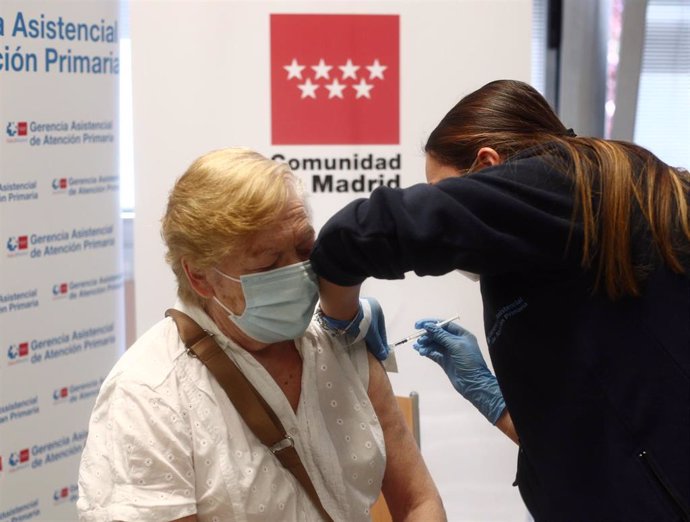 Una sanitaria inyecta la primera dosis de la vacuna de Pfizer contra el coronavirus a una anciana en el Centro de salud Rejas, a 6 de abril de 2021, en Madrid (España). 