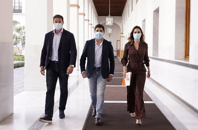 Los parlamentarios de Ciudadanos (Cs) Juan de Dios Sanchez, Enrique Moreno y Teresa Pardo, al termino de la sesión de este martes de la comisión de investigación de la Faffe.