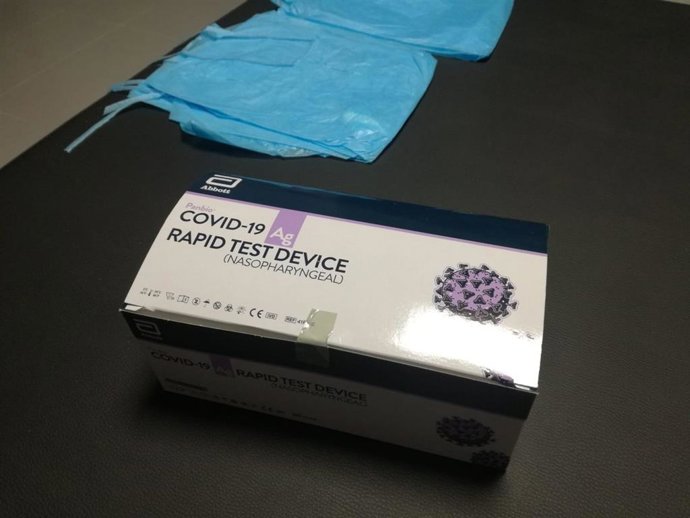 Archivo - Test para detectar la COVID-19 en el control de pasajeros internacionales en el aeropuerto de Palma.