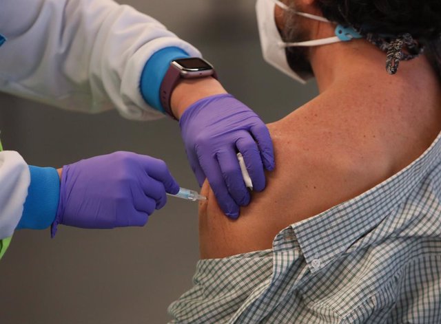 Vacunen un home contra la covid-19 (Arxiu)