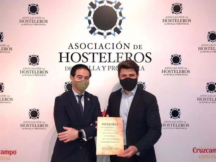 Beltrán Pérez con el presidente de los hosteleros de Sevilla
