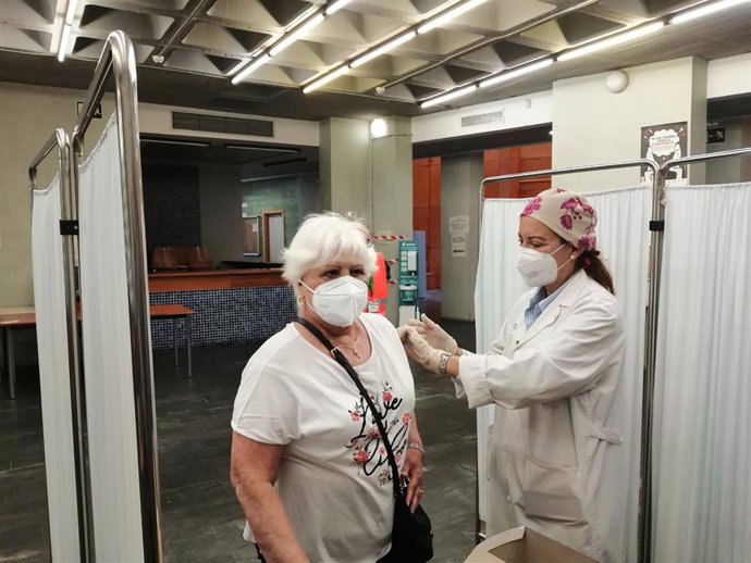 Una mujer es vacunada contra el Covid-19 en un centro cívico de Córdoba.