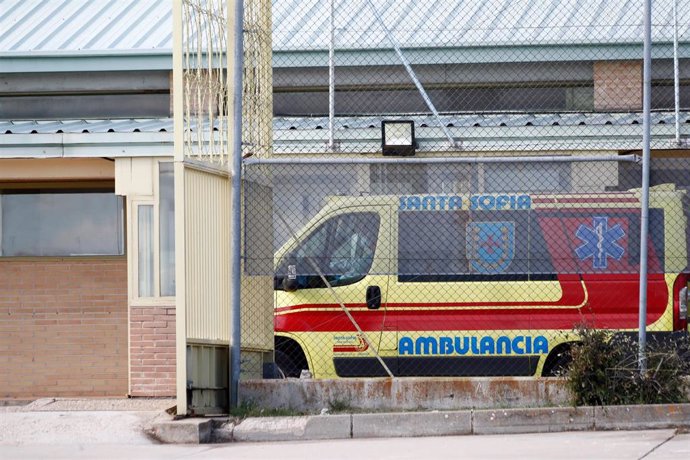 Archivo - Imagen de archivo de una ambulancia en la entrada de acceso de la cárcel de Soto del Real (Madrid).