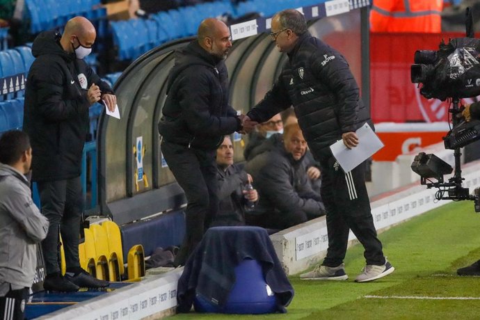 Archivo - Marcelo Bielsa y Pep Guardiola se saludan durante un Leeds United-Manchester City