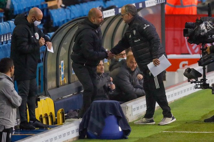 Archivo - Manchester City Manager Josep Pep Guardiola and Leeds United Manager Marcelo Bielsa during the English championship Premier League football match between Leeds United and Manchester City on October 3, 2020 at Elland Road in Leeds, England - Ph