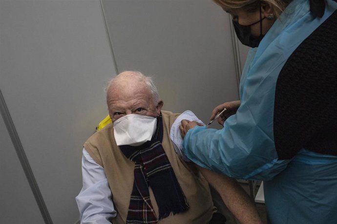 Archivo - Un hombre es vacunado contra el coronavirus en París