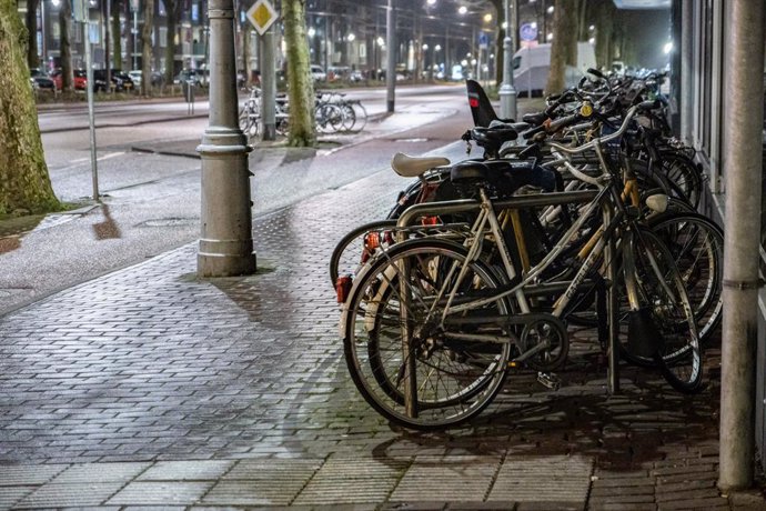 Archivo - 28 January 2021, Netherlands, Amsterdam: Parked bicycles seen on an empty street in Amsterdam as strict curfew was imposed by the Dutch government to prevent and combat the spread of coronavirus (COVID-19). Photo: Nik Oiko/SOPA Images via ZUMA