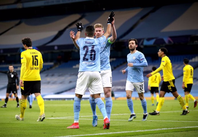 06 April 2021, United Kingdom, Manchester: Manchester City's Kevin De Bruyne (C) celebrates scoring their side's first goal of the game with team-mate Riyad Mahrez during the UEFA Champions League quarter-final first leg soccer match between Manchester 