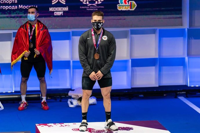 David Sánchez posa con su medalla de bronce en dos tiempos de la categoría de hasta 73 kilos del Europeo de Halterofilia 2021
