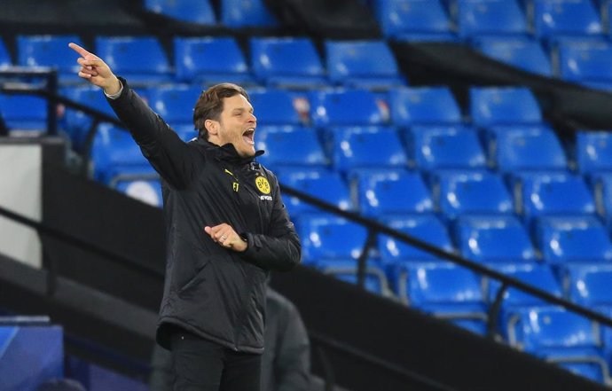 06 April 2021, United Kingdom, Manchester: Dortmund coach Edin Terzic gestures to his players from the touchlines during the UEFA Champions League quarter-final first leg soccer match between Manchester City and Borussia Dortmund at the Etihad Stadium. 