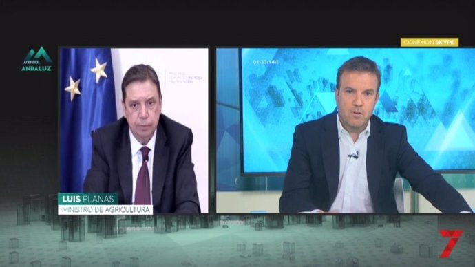 El ministro de Agricultura, Pesca y Alimentación, Luis Planas (i), en una entrevista en 7 TV Andalucía.