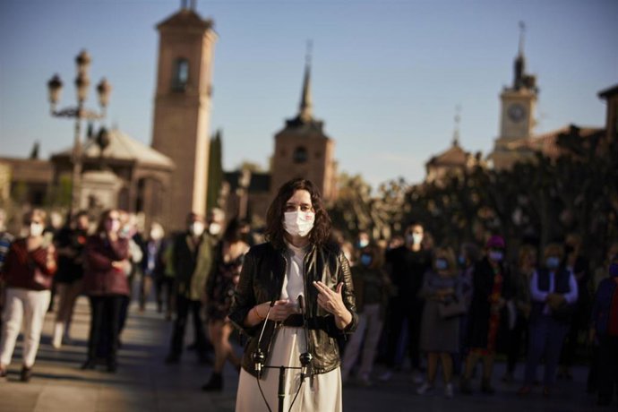 La presidenta de la Comunidad de Madrid y candidata a la reelección, Isabel Díaz Ayuso, visita uno de los comercios de la calle Mayor, a 6 de abril de 2021, en Alcalá de Henares, Madrid (España). 