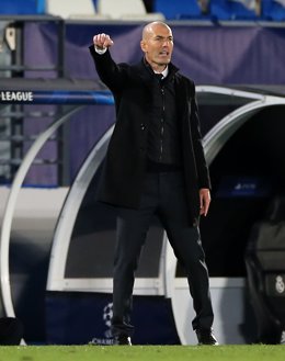 Zinédine Zidane da instrucciones durante el Real Madrid-Liverpool de la ida de cuartos de final de la Liga de Campeones 2020-2021