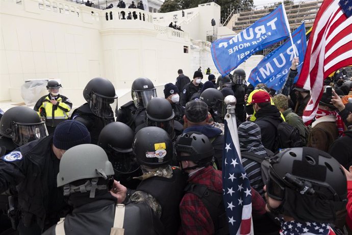 Archivo - Enfrentamientos entre policías y manifestantes junto al Capitolio de Estados Unidos el 6 de enero