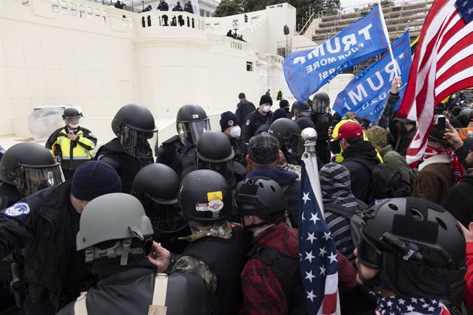 Archivo - 06 January 2021, US, Washington: Police clash with supporters of US President Donald Trump as they storm the USCapitol building during a Congress session to affirm President-elect Joe Biden's victory. Pro-Trump protesters stormed the USCapit