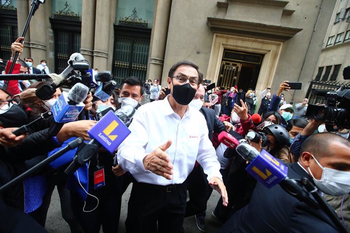 Archivo - 12 November 2020, Peru, Lima: Former President of Peru Martin Vizcarra (C) arrives at the office of Peruvian prosecutor German Juarez. The Peruvian parliament removed Vizcarra from office on 9 November by a clear majority. Photo: -/GDA via ZUM