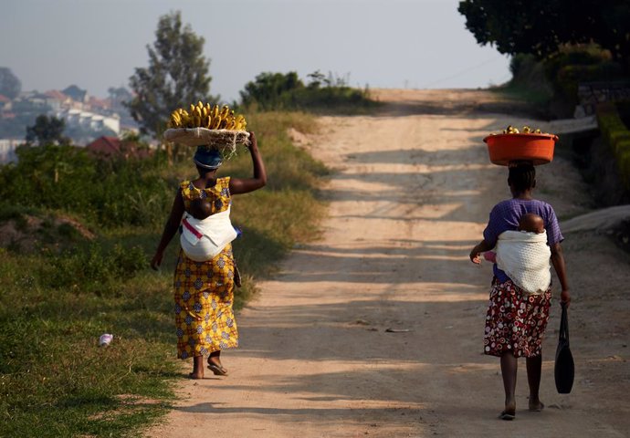 Archivo - 30 August 2019, Rwanda, Kigali: Two women walk down the street selling bananas. Photo: Allison Dinner/ZUMA Wire/dpa