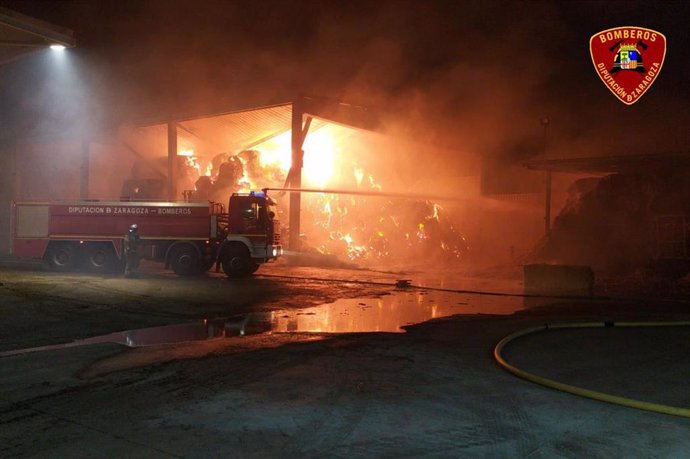 Un incedio quema unas 600 toneladas de alfalfa en la Cooperativa San Isidro del municipio zaragozano de Ontinar de Salz.