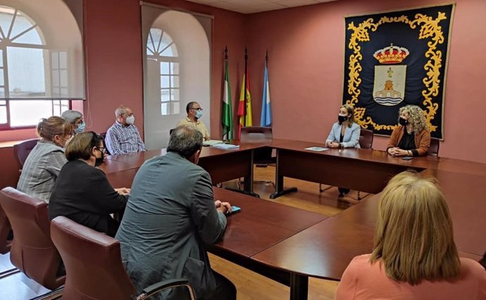 La alcaldesa de Alcalá de Gudaíra, Ana Isabel Jiménez, ha recibido en el Ayuntamiento a la nueva junta directiva de la Federación de AAVV .