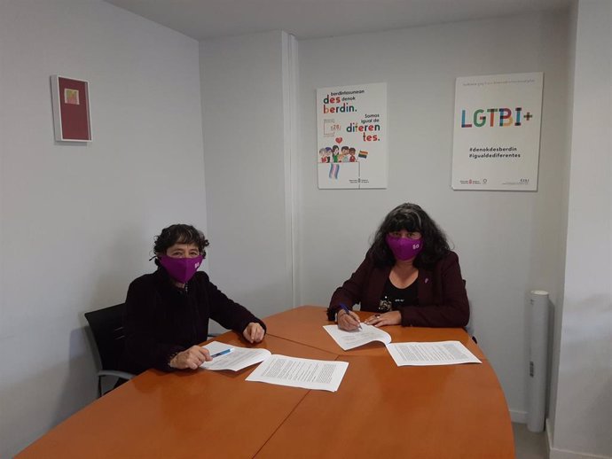 De izquierda a derecha:  Rosa M Montenegro Astrain, presidenta de Kattalingorri , y  Eva Istúriz García, directora gerente del Instituto Navarro para la Igualdad.