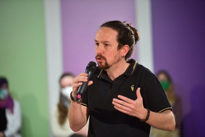 El candidato de Unidas Podemos a las elecciones de Madrid, Pablo Iglesias, relata sus propuestas en materia de vivienda en un acto con varios cargos del espacio político.